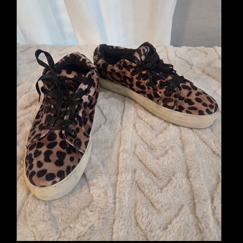 report Womans Adults Low Top Lace Up Sneaker Brown Black Leopard Animal size 10